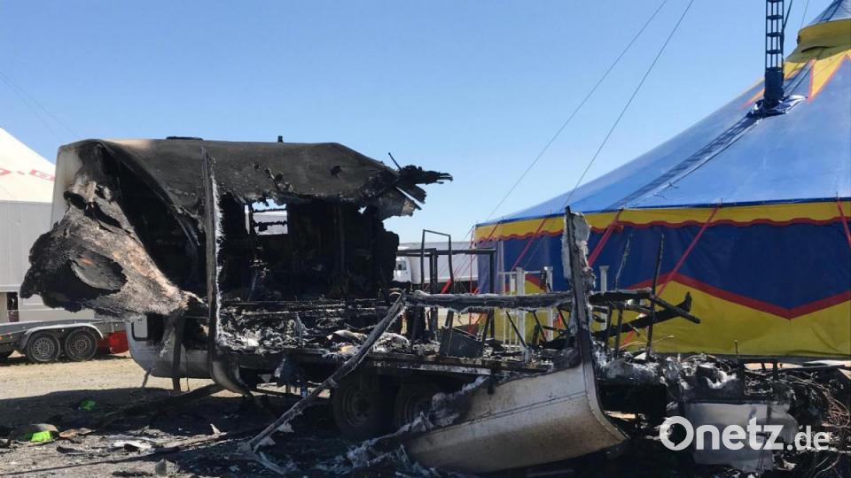 Am Morgen danach wird das ganze Ausmaß des Feuers erkennbar. Der Wohnwagen eines 36-jährigen Mitarbeiters des &quot;Circus Moskau&quot; war in der Nacht auf dem Festplatz in Weiden vollständig ausgebrannt. Bild: Gabi Schönberger