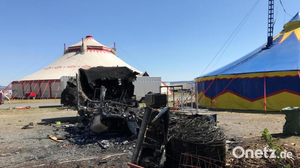 Laut Polizei war ein außer Kontrolle geratenes Feuer im Holzofen im Wohnwagen wohl Ursache des Brandes. Bild: Gabi Schönberger