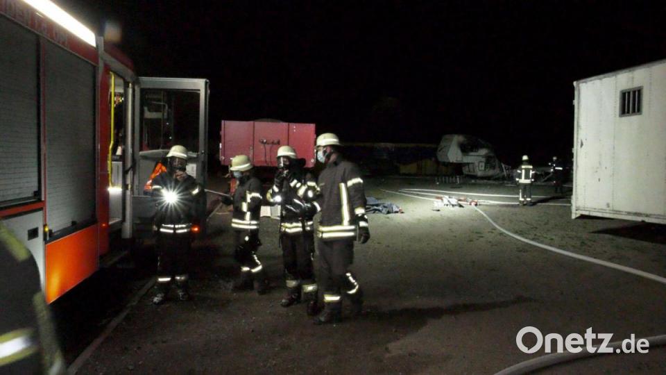 Die Einsatzkräfte konnten ein Übergreifen des Brandes auf ein Zirkuszelt verhindern. Bild: rw