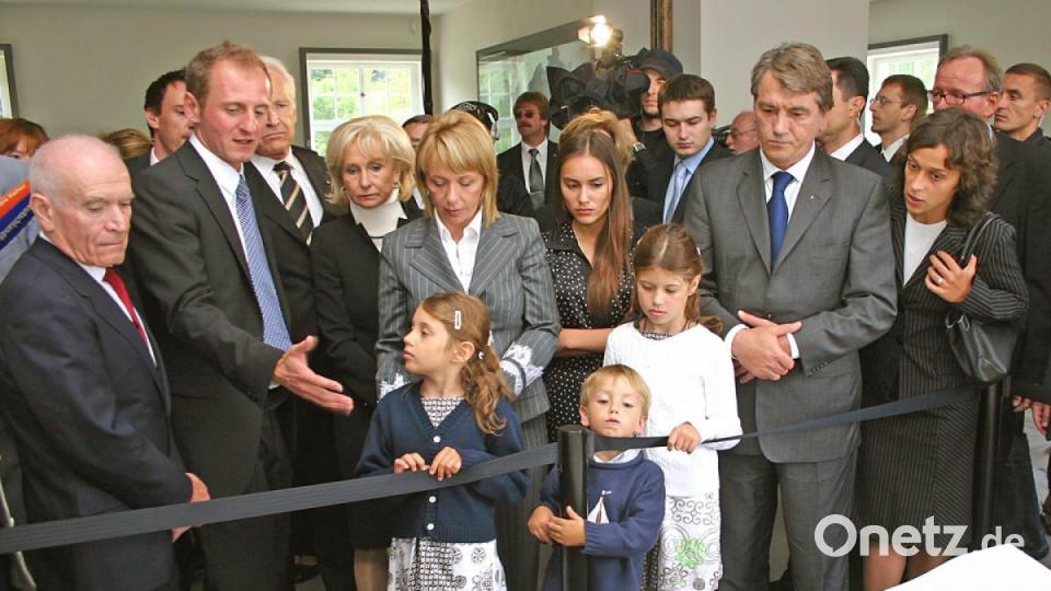 Wiktor Juschtschenko (vorne, Zweiter von rechts), von 2005 bis 2010 Präsident der Ukraine, besuchte 2007 mit seiner Familie Flossenbürg, wo sein Vater mit knapper Not den Todesmärschen entkommen ist. Bild: exb/KZ-Gedenkstätte Flossenbürg