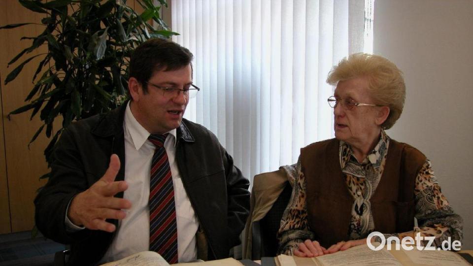 Die im August 2013 verstorbene ehemalige Verwaltungsangestellte Lotte Hannewald erzählte dem frisch gewählten Bürgermeister Peter Braun noch viel aus der Zeit zum Kiriegsende hin. Sie hatte auch die Akten im Rathaus angelegt und verwaltet. Im Jahr 1944 hatte sie bei der Gemeinde einen Arbeitsplatz gefunden. Bild: bö