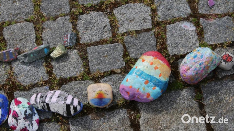 Viele bunte Steine schmücken den Kirchenplatz. Die Pressather waren sehr kreativ. Bild: sne