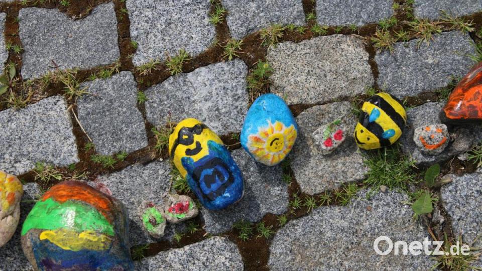 Viele bunte Steine schmücken den Kirchenplatz. Die Pressather waren sehr kreativ. Bild: sne