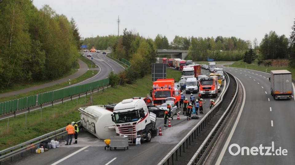 Auf der Autobahn A93 zwischen Wiesau und Mitterteich Süd war ein Silozug umgekippt. Die Bergungsarbeiten gestalteten sich schwierig. Bild: Roland Wellenhoefer