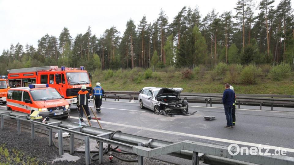 Der Silozug erfasste auch einen Mercedes und beschädigte ihn stark. Bild: Roland Wellenhoefer