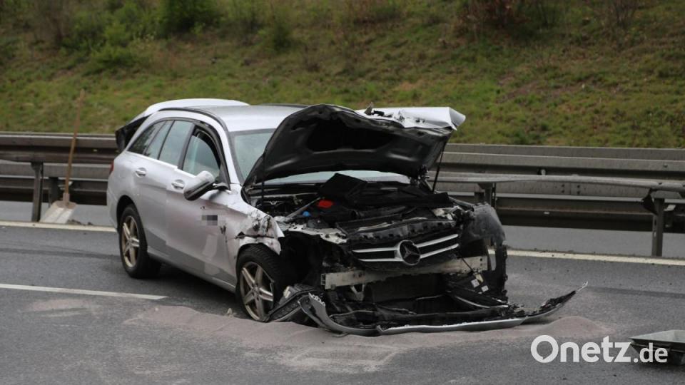 Der Silozug erfasste auch einen Mercedes und beschädigte ihn stark. Bild: Roland Wellenhoefer