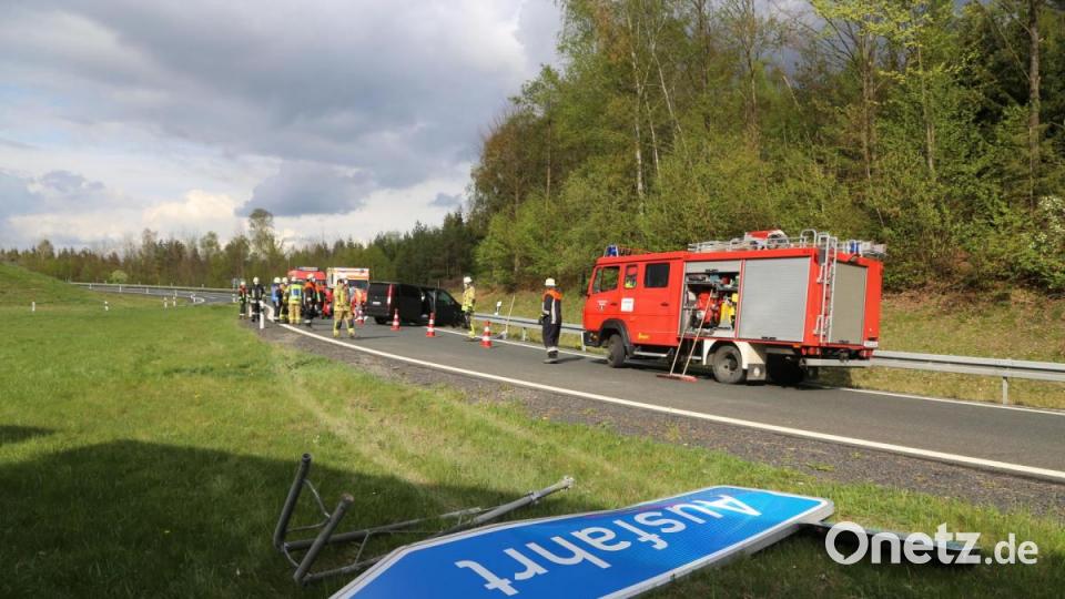 Auf der Abfahrt Wiesau kam es zu einen Folgeunfall. Damit konnte die Feuerwehr die Fahrzeuge eine Weile dort nicht ausleiten. Bild: Roland Wellenhoefer