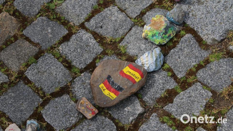Viele bunte Steine schmücken den Kirchenplatz. Die Pressather waren sehr kreativ. Bild: sne