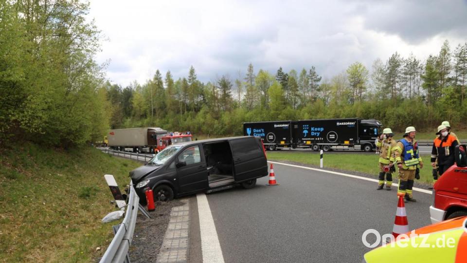 Auf der Abfahrt Wiesau kam es zu einen Folgeunfall. Damit konnte die Feuerwehr die Fahrzeuge eine Weile dort nicht ausleiten. Bild: Roland Wellenhoefer