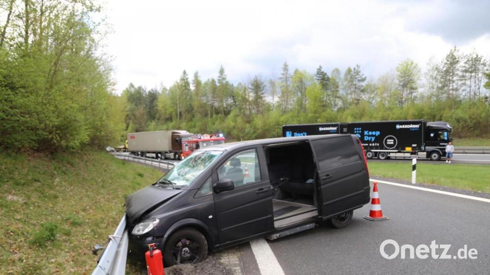 Auf der Abfahrt Wiesau kam es zu einen Folgeunfall. Damit konnte die Feuerwehr die Fahrzeuge eine Weile dort nicht ausleiten. Bild: Roland Wellenhoefer