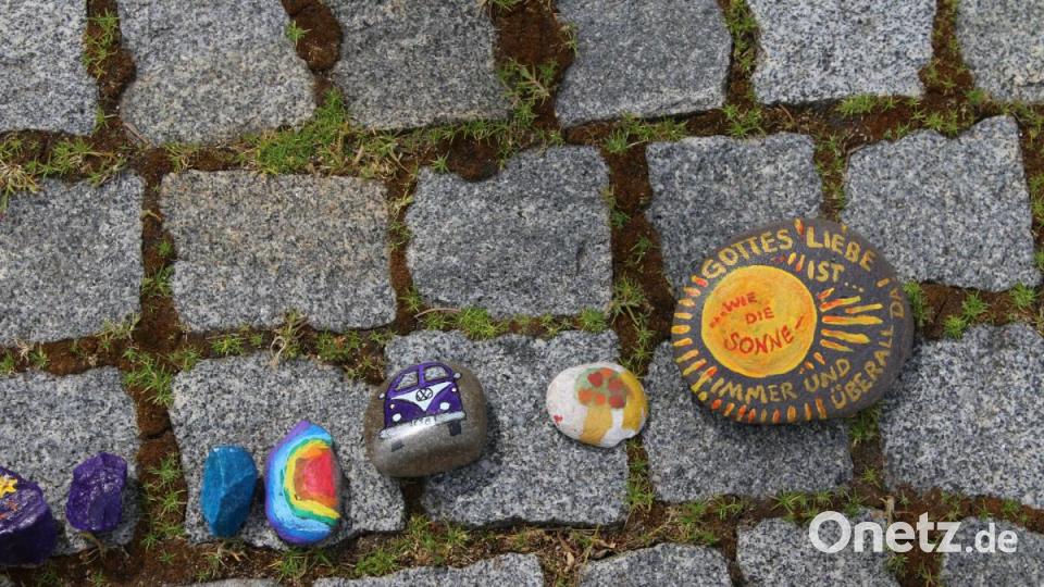 Viele bunte Steine schmücken den Kirchenplatz. Die Pressather waren sehr kreativ. Bild: sne