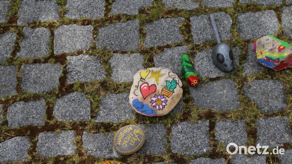 Viele bunte Steine schmücken den Kirchenplatz. Die Pressather waren sehr kreativ. Bild: sne