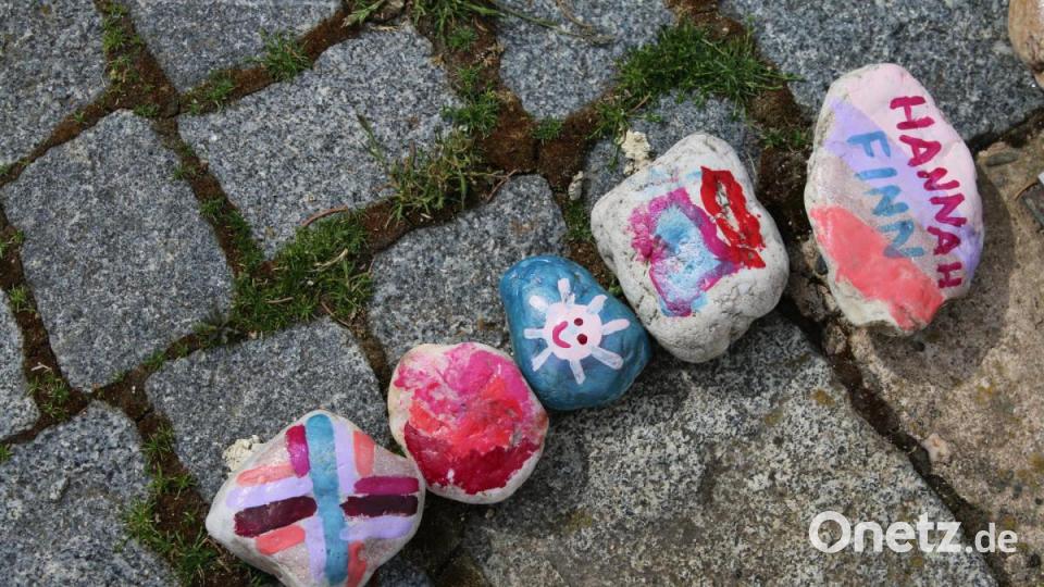 Viele bunte Steine schmücken den Kirchenplatz. Die Pressather waren sehr kreativ. Bild: sne