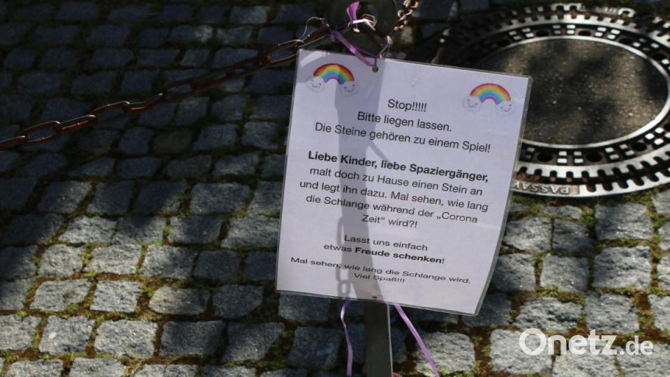 Viele bunte Steine schmücken den Kirchenplatz. Die Pressather waren sehr kreativ. Bild: sne