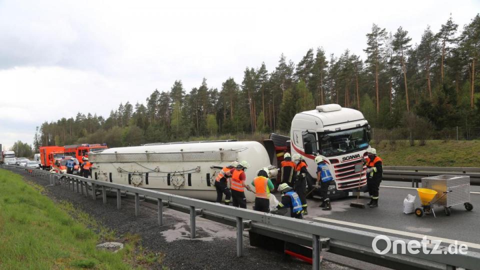 Auf der Autobahn A93 zwischen Wiesau und Mitterteich Süd war ein Silozug umgekippt. Die Bergungsarbeiten gestalteten sich schwierig. Bild: Roland Wellenhoefer