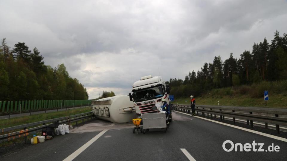 Der Silozug blockierte die komplette Autobahn. Bild: Roland Wellenhoefer