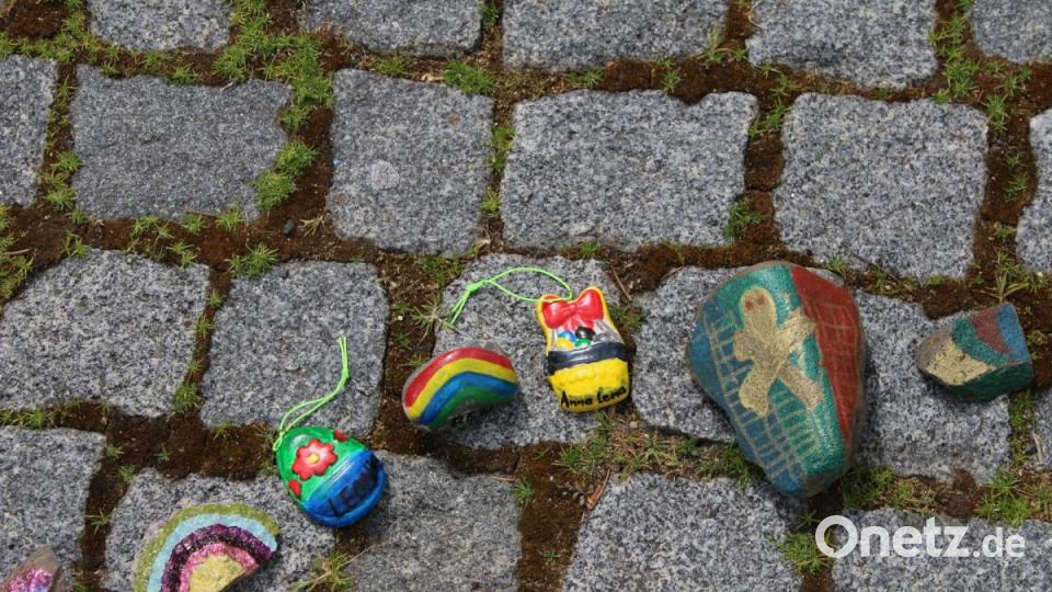 Viele bunte Steine schmücken den Kirchenplatz. Die Pressather waren sehr kreativ. Bild: sne