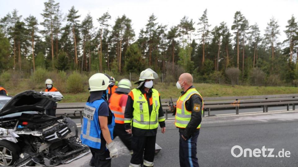 Auf der Autobahn A93 zwischen Wiesau und Mitterteich Süd war ein Silozug umgekippt. Die Bergungsarbeiten gestalteten sich schwierig. Bild: Roland Wellenhoefer