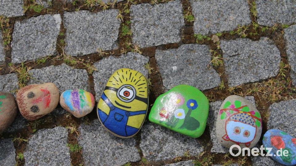 Viele bunte Steine schmücken den Kirchenplatz. Die Pressather waren sehr kreativ. Bild: sne