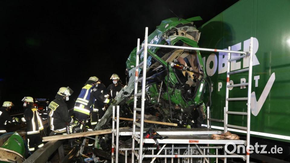 In der Nacht auf Donnerstag ereignete sich auf der Autobahn A93 zwischen Mitterteich Süd und Wiesau ein weiterer schwerer Unfall. Bild: Roland Wellenhoefer