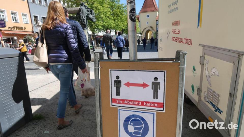 Der Wochenmarkt darf wieder öffnen. Aber es gelten neue Regeln - für Kunden und Anbieter. Abstandsregeln etwa. Und Masken sind entscheidend. Bild: Kunz