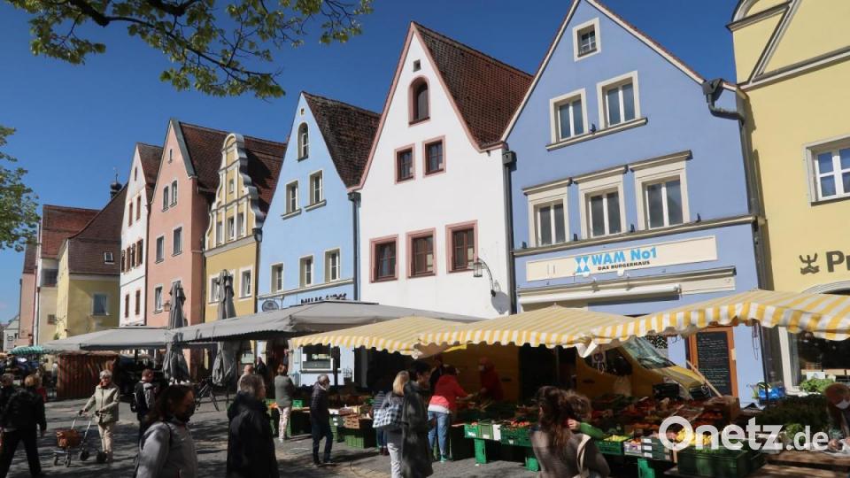 Bürger und Händler freuten sich über die Wiedereröffnung des Weidener Wochenmarkts. Die Abstandsregeln wurden in aller Regel eingehalten. Bild: Kunz