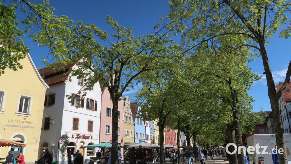 Bei Sonnenschein eröffnete am Samstag der Weidener Wochenmarkt wieder. Aber nicht nur am Unteren Markt. Bild: Kunz