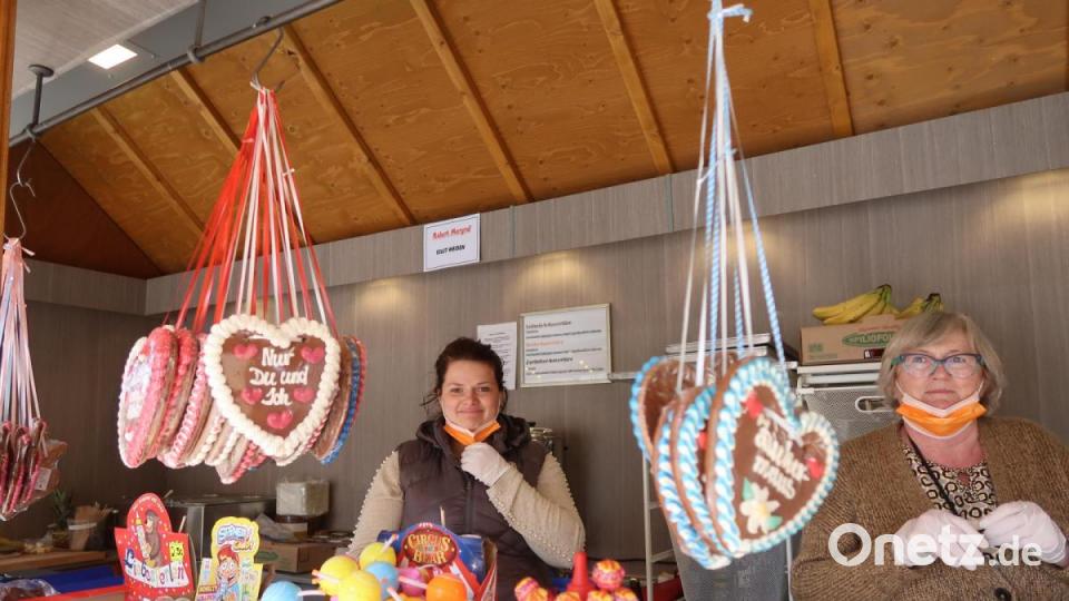 Bei ihnen gingen die Geschäfte nicht so gut. Hanna Weiß und Monika Margraf waren mit Süßigkeiten zum ersten Mal auf dem Wochenmarkt vertreten. Frühlingsfeste gibt es ja derzeit keine. Bild: Kunz
