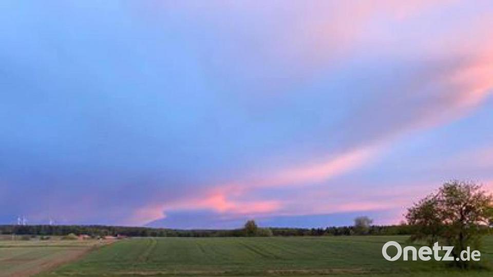 Unsere Leser haben uns Bilder von der Wetterschau am Donnerstagabend geschickt. Bild: Brigitte Elsen