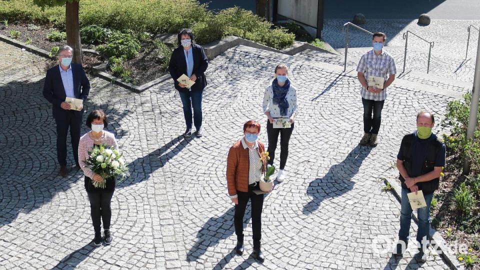Schirmherrin Edith Lippert (vorne, Mitte) bedankte sich bei Annegret Dworschak (vorne, links), Richard Schiedeck (vorne, rechts), Walter Brucker, Ramona Wiesent, Sara Dietz und Claus Oberndorfer (hinten, von links) für die großartige Unterstützung. Bild: Andreas Malzer, Landratsamt Tirschenreuth/exb