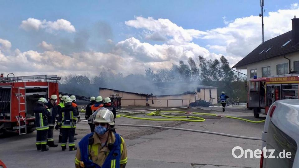 Die Feuerwehren aus der Umgebung rückten mit einem Großáufgebot an Einsatzkräften an. Bild: Alexander Auer