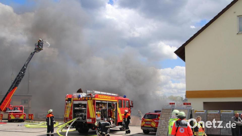 Die Drehleiter aus Auerbach bekämpft den Brand von oben. Bild: jma