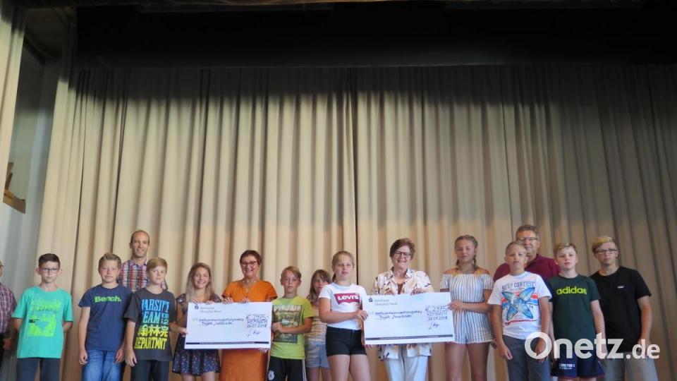 Die ersten und zweiten Klassensprecher der fünften und sechsten Klassen überreichten Edith Lippert und Dr. Annemarie Schraml (von links) je einen Spendenscheck über 2 975 Euro. Archivbild: jzk