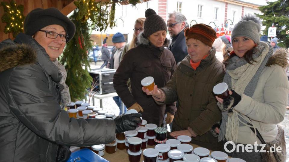 Wie bereits in den vergangenen elf Jahren verkauft auch heuer wieder Landratsgattin Edith Lippert (links) gemeinsam mit ihrer Schwester Jutta Fischer (Zweite von links) frisch zubereitete Marmeladen für die Aktion „Lichtblicke“ unseres Medienhauses. Einkaufen und Gutes tun lautet das Motto. Archivbild: jr