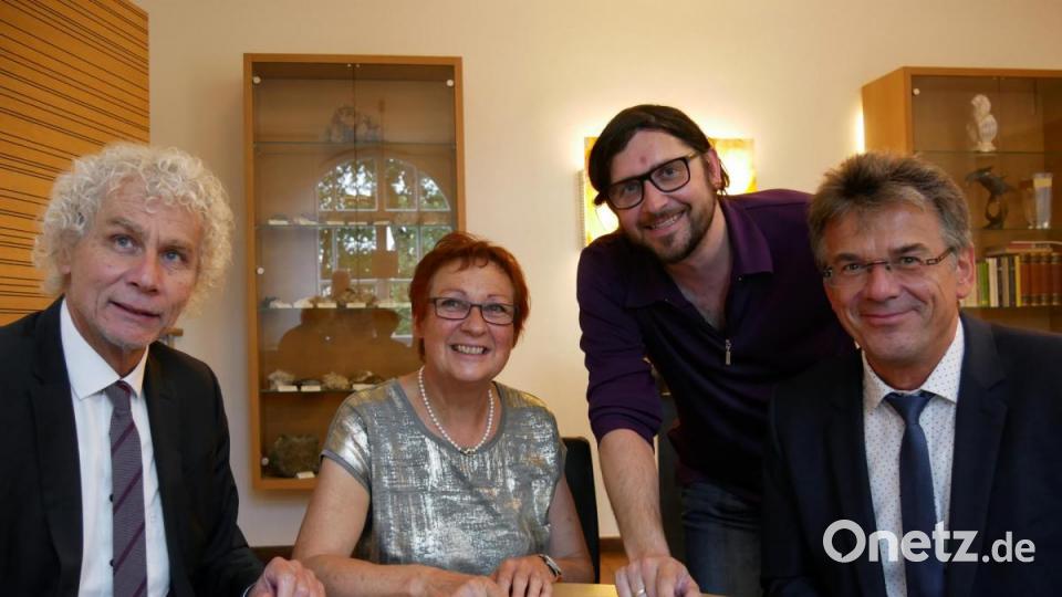 Der Kalender mit Bildern von einheimischen Fotografen, die dem Landkreis ihre schönsten Ansichten der Region, zur Verfügung gestellt jhaben, kommen jetzt der Aktion Lichtblicke zugute. Unser Bild zeigt von links: Wolfgang und Edith Lippert, Stefan Malzer und Walter Brucker. Archivbild: tr