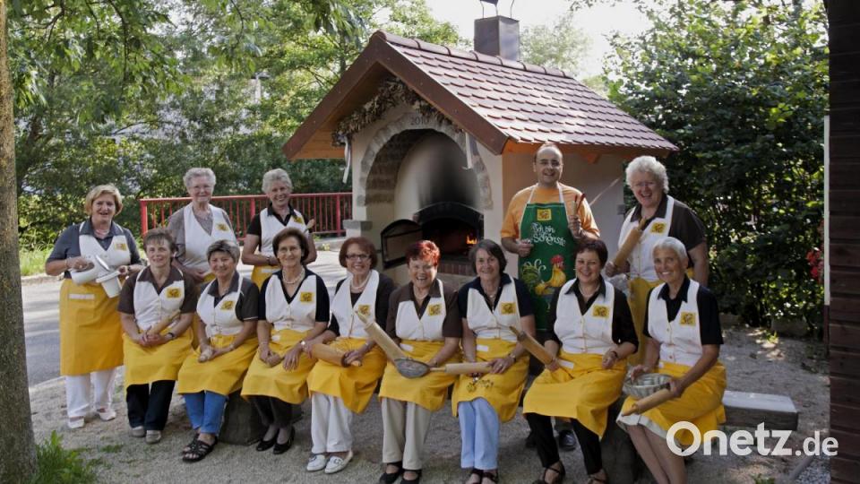 Ein Höhepunkt der Arbeit war die Herausgabe eines eigenen Backbuchs. Das Bild zeigt das ganze Team von &quot;Kouchn, Köichla, Kipfala&quot;. Bild: stg