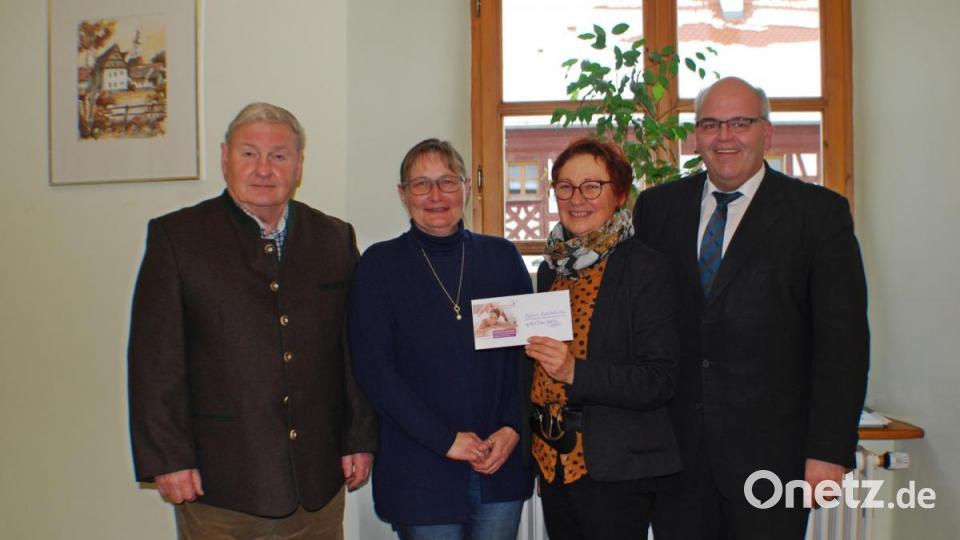 An die Aktion Lichtblicke konnte der Reinerlös aus dem Weihnachtskonzert übergeben werden. Bei der Übergabe von rechts: Bürgermeister Klaus Meyer, die Schirmherrin der Aktion Lichtblicke Edith Lippert, die Leiterin der Gäste-Information Ursula Stingl sowie Franz Danhauser. Archivbild: enz