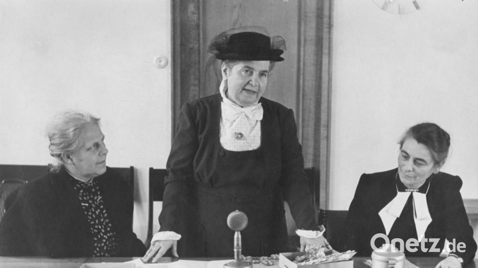 Elly Heuss-Knapp (Mitte) gründete mit Antonie Nopitsch (rechts) und Vertreterinnen von Frauenverbänden, dem Deutschen Roten Kreuz, der Arbeiterwohlfahrt und des Paritätischen Wohlfahrtsverbandes am 31. Januar 1950 die Elly-Heuss-Knapp-Stiftung – Deutsches Müttergenesungswerk. Die Ehefrau des ersten Bundespräsidenten ist Namensgeberin des Elly-Heuss-Gymnasiums. Bild: Archiv Müttergenesungswerk/exb