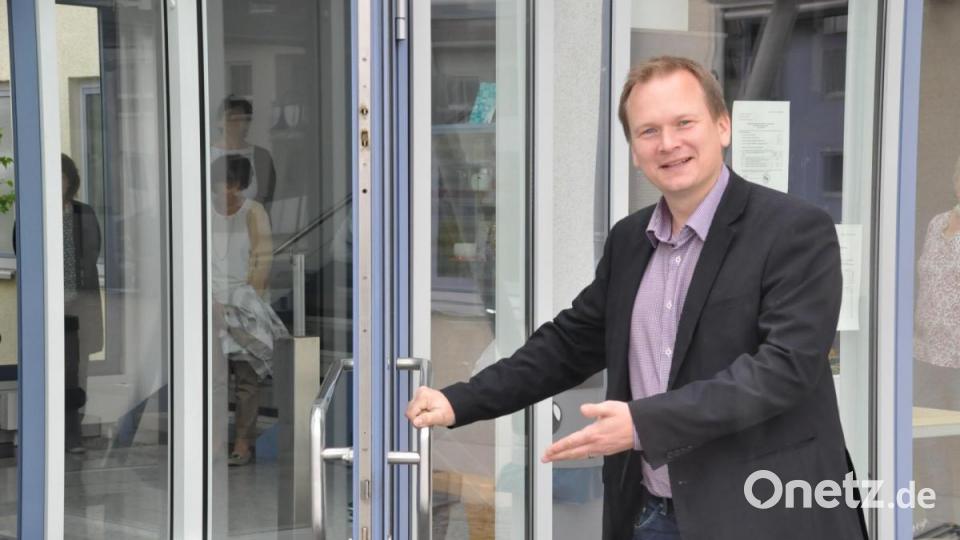 Die Rathaustür steht für jeden offen, lädt Christian Porsch alle Bürger ein. Bild: ak