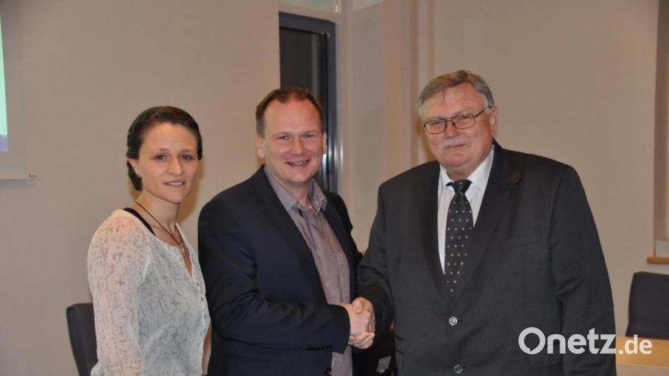 Christian Porsch (Bildmitte) mit Ehefrau Carolin und Vater Manfred Porsch am siegreichen Wahlabend Archivbild: ak