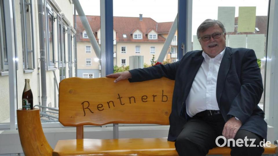 Die Bauhofmitarbeiter überraschten Manfred Porsch am letzten Amtstag mit einem selbstgefertigten Rentnerbänkla mit Feierabendseidl. Bild: ak