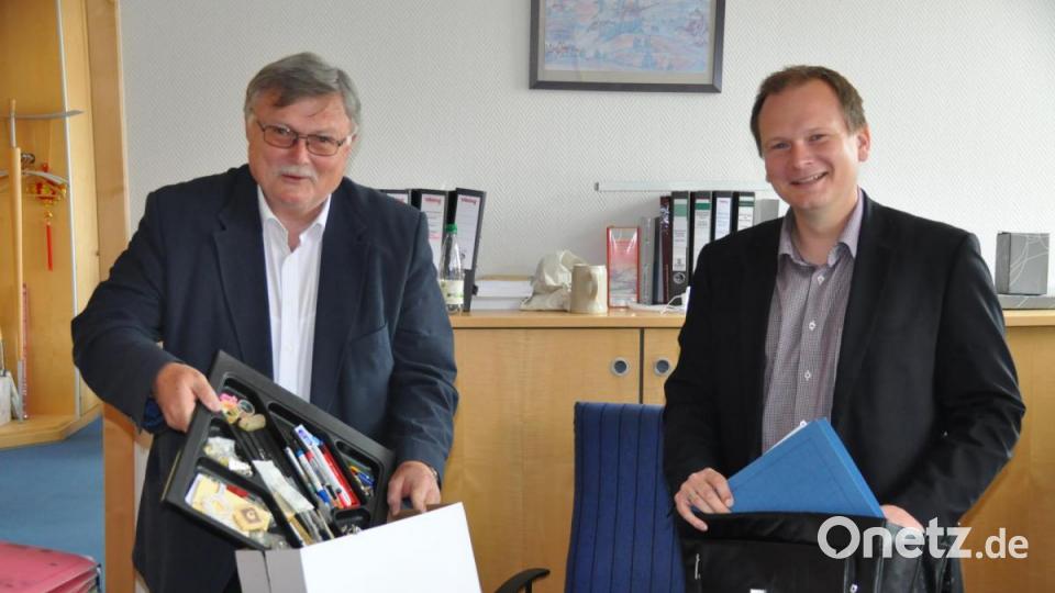 Manfred Porsch (links) räumt seinen Schreibtisch ab, Christian Porsch packt aus. Bild: ak