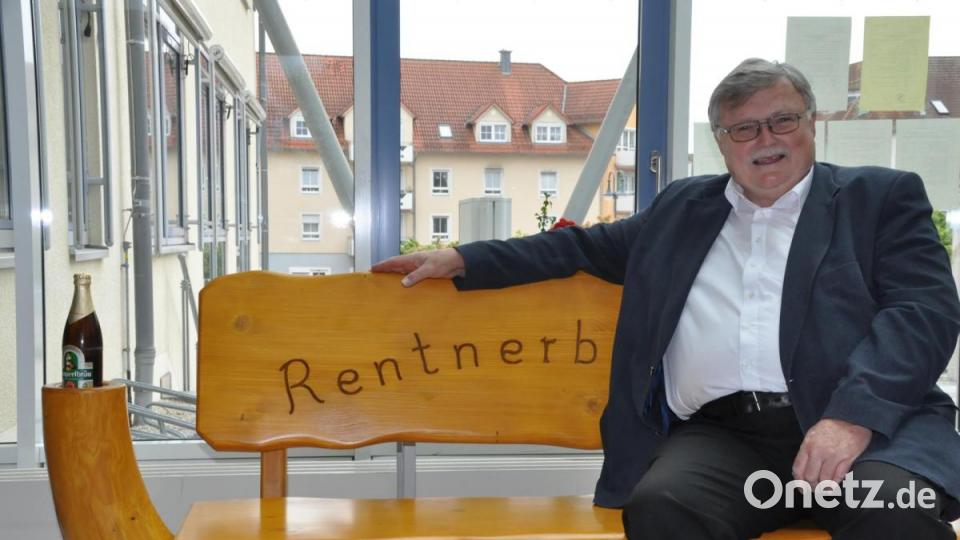 Die Bauhofmitarbeiter überraschten Manfred Porsch am letzten Amtstag mit einem selbstgefertigten Rentnerbänkla mit Feierabendseidl. Bild: ak