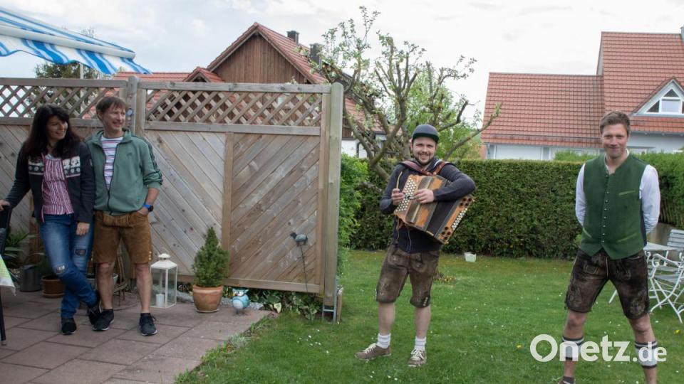 In etlichen Gärten in Lintach kehrte schnell zünftige Stimmung ein. Bild: hbe