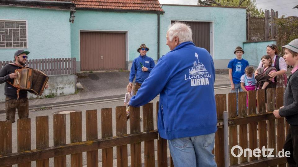 Kirwa-Plausch über den Gartenzaun. Bild: hbe