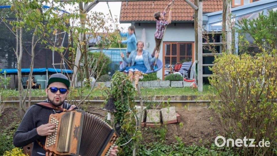 Zur Kirwamusik muss man nicht unbedingt tanzen. Man kann dazu auch schaukeln. Bild: hbe
