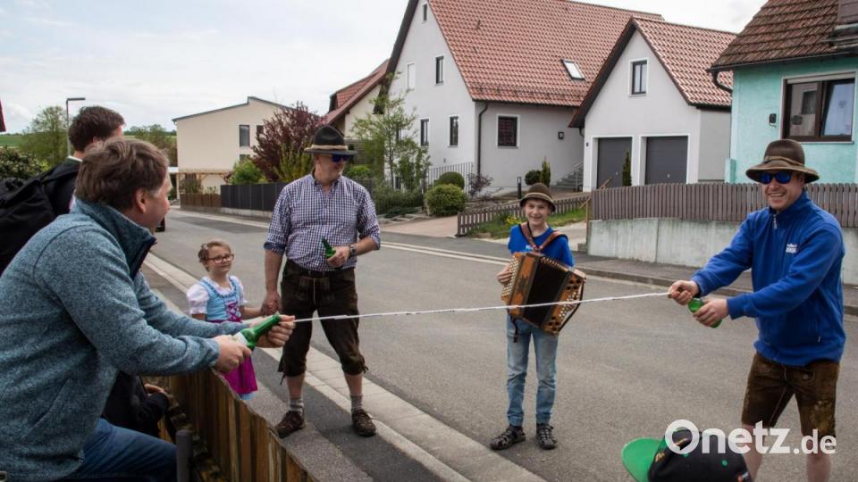 Zwei Meter und nicht näher! Hier wird bei der Lintacher Kirwagaudi der Abstand gemessen. Bild: hbe