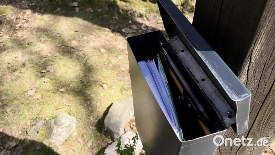 Der 667 Meter hohe Buchberg hat nicht nur ein Gipfelkreuz, sondern auch ein Gipfelbuch. Bild: gri