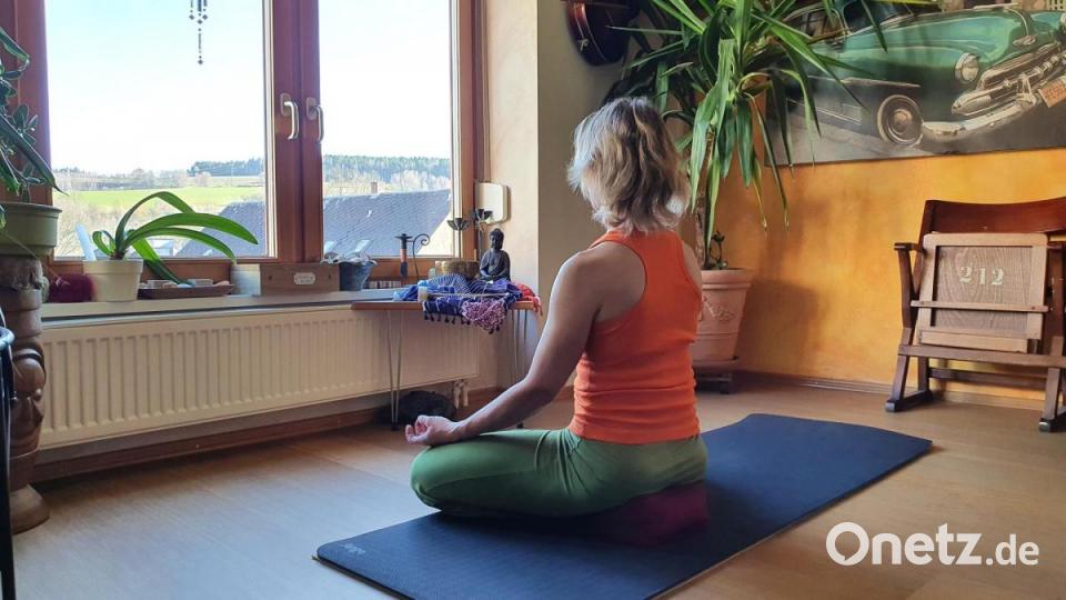 Carola Röder zeigt als erstes einen bequemen Schneidersitz. Wenn man gerade, ruhig und aufrecht sitze, sei eine bessere Atmung möglich. Die Position eignet sich zum Start in eine Yoga-Stunde. Bild: privat