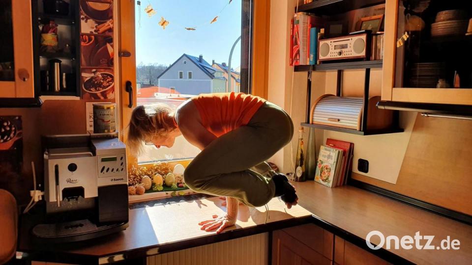 Die Yoga-Figur der „Krähe“: Die Yoga-Lehrerin Carola Röder zeigt, wie es geht – auf der Arbeitsplatte in ihrer Küche. Für Anfänger ist diese Übung nicht zu empfehlen. Bild: privat